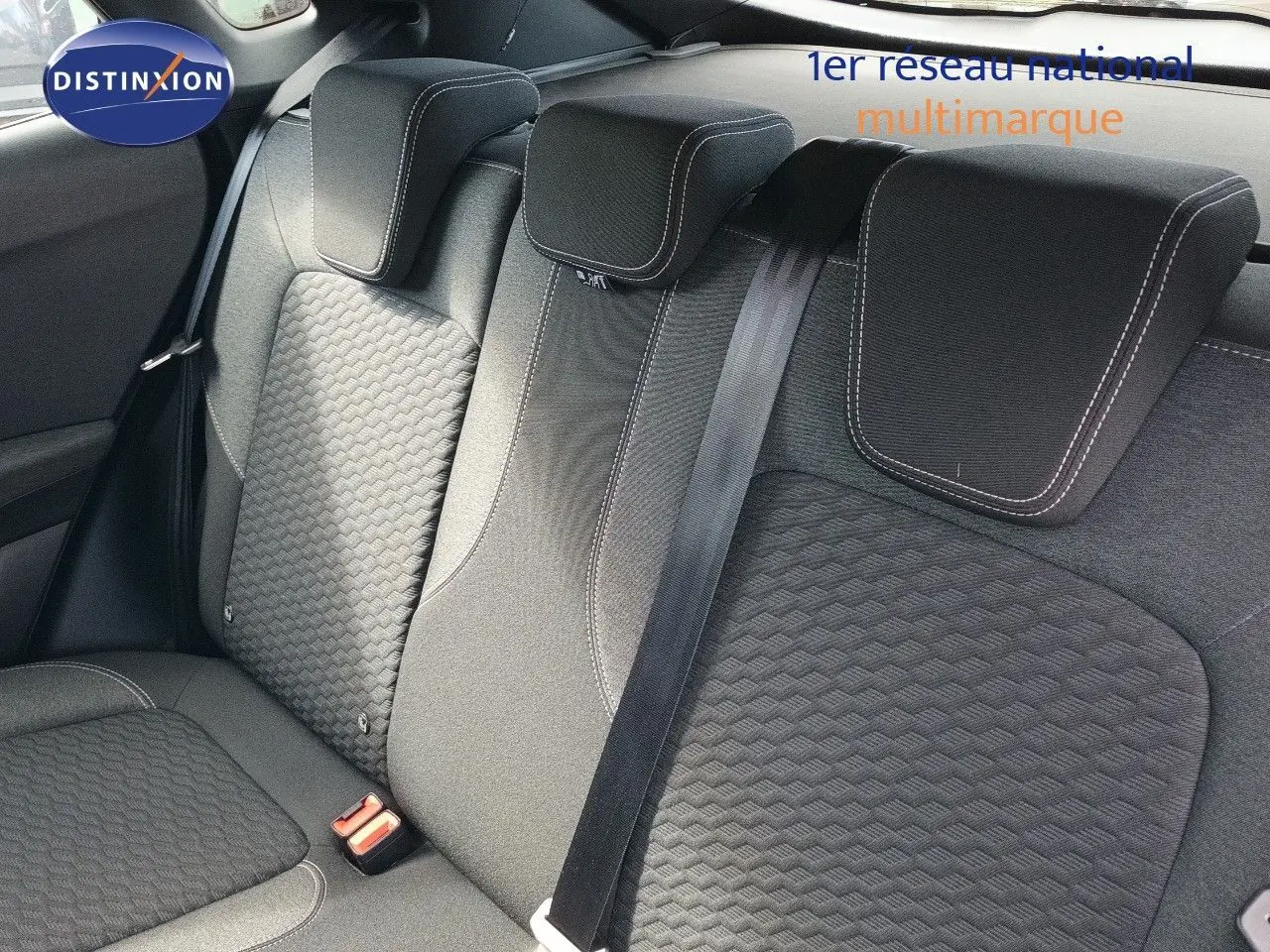 Vue rapprochée des sièges arrière gris foncé avec appuie-têtes et ceinture de sécurité du Ford Puma 2023.