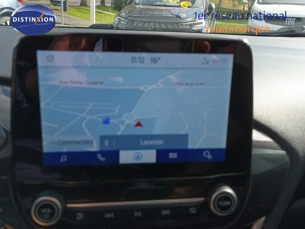 Vue intérieure centrée sur l'écran tactile du système de navigation du Ford Puma gris foncé 2023.