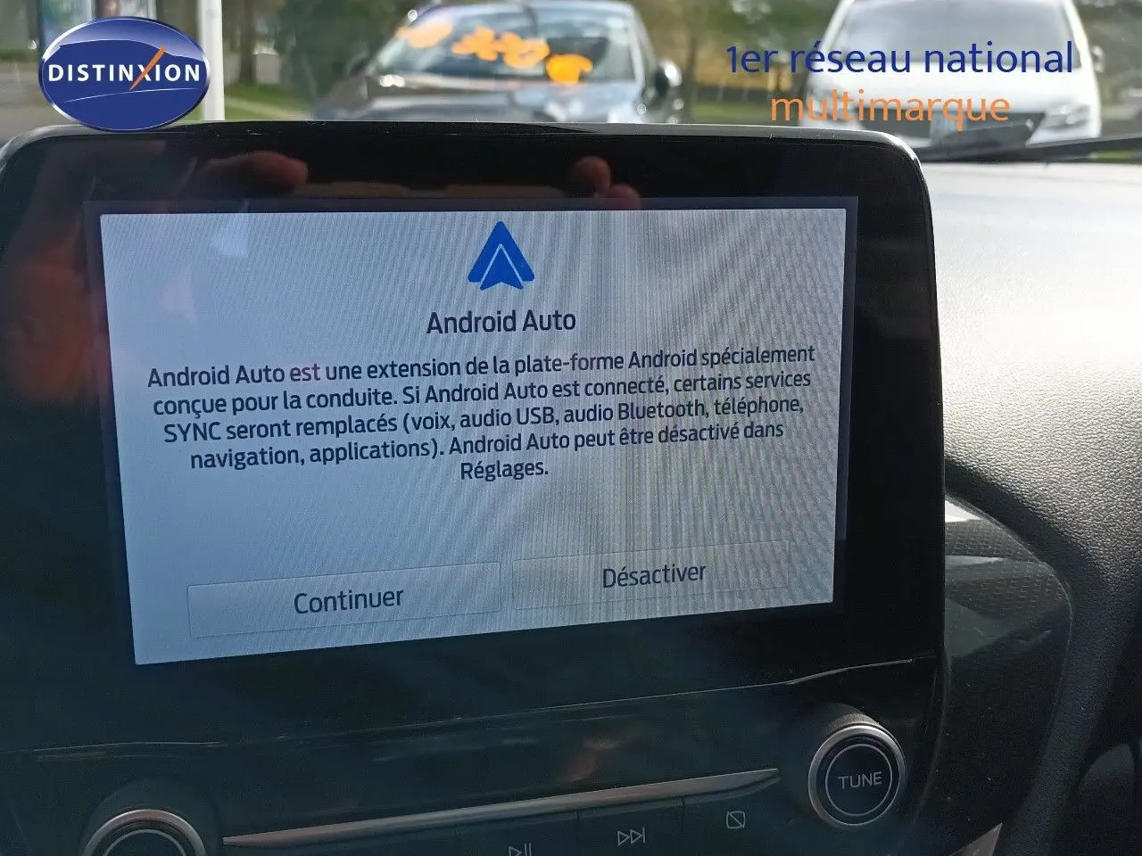 Écran tactile central affichant l'interface Android Auto dans l'habitacle d'un Ford Puma gris foncé, vue de face.