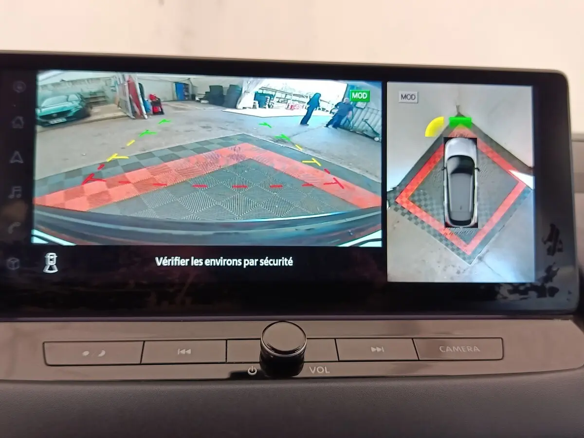 Écran tactile du Nissan Qashqai Tekna 2023 montrant la caméra de recul et la vue à 360° en stationnement.
