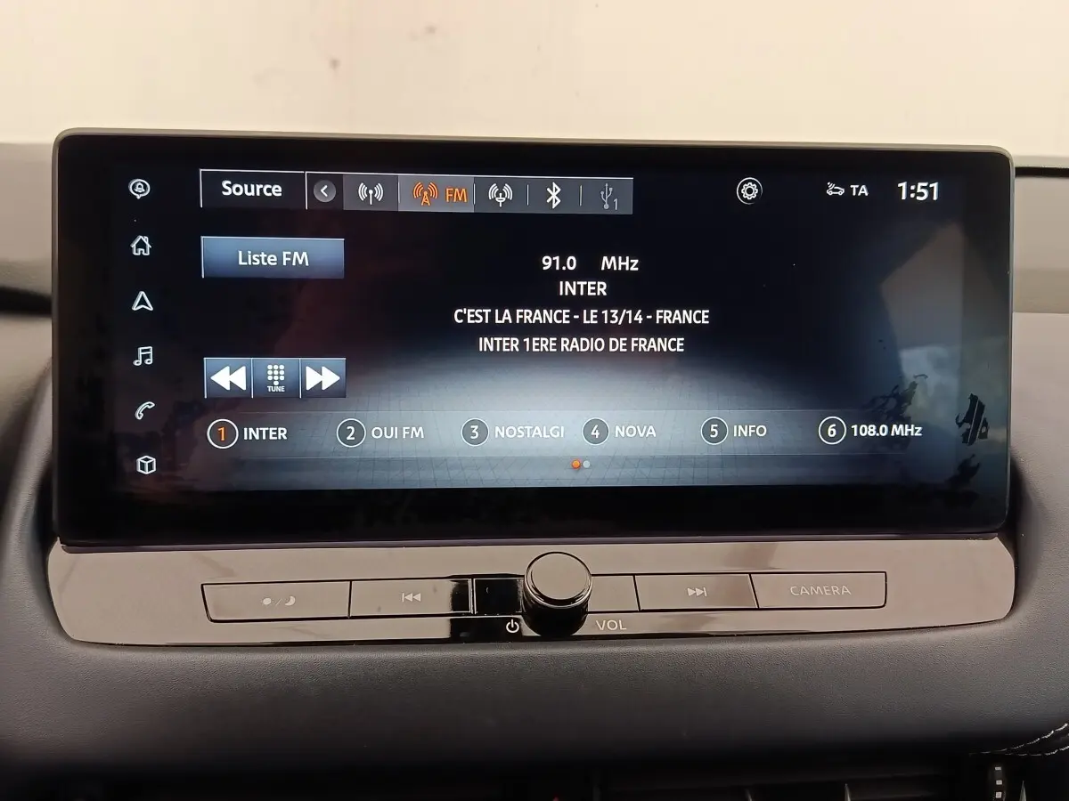 Écran tactile central du Nissan Qashqai Tekna 2023 affichant la radio FM avec commandes intégrées.