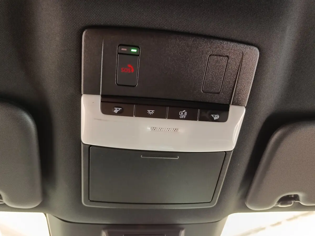 Vue intérieure du plafonnier noir avec commandes d’éclairage et bouton SOS du Nissan Qashqai 2023 Tekna.