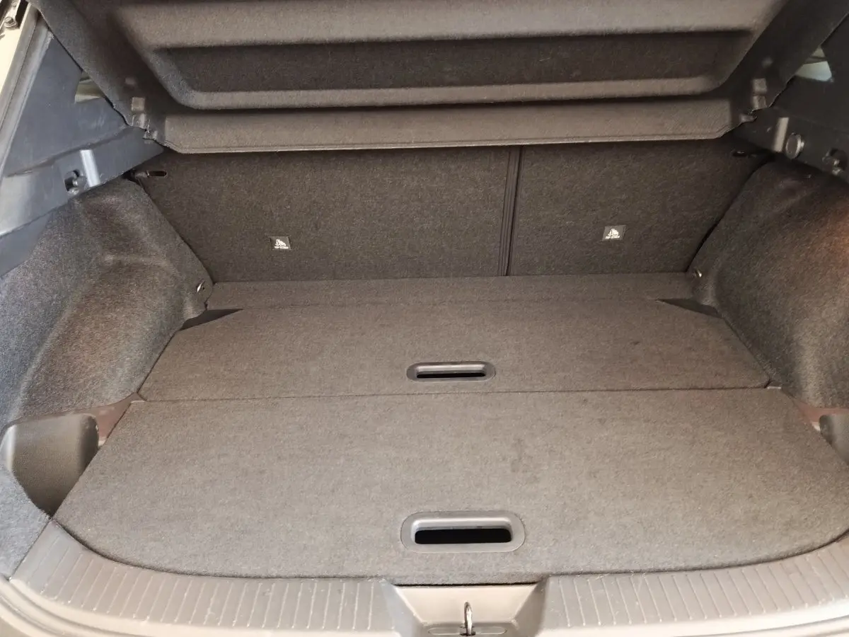 Coffre spacieux du Nissan Qashqai 2023 noir, vue intérieure avec banquette arrière rabattue et surface plane.