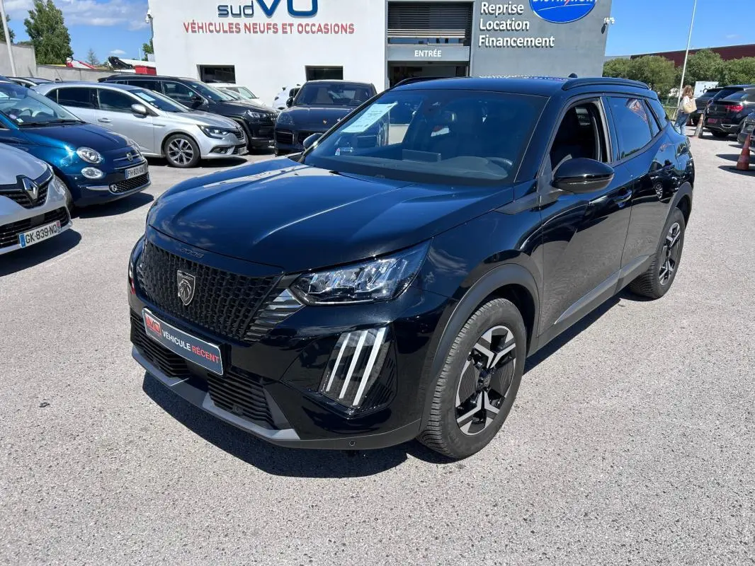 Peugeot 2008 Hybrid 136 Allure noir en 3/4 avant droit avec barres de toit et jantes alliage 17 pouces.