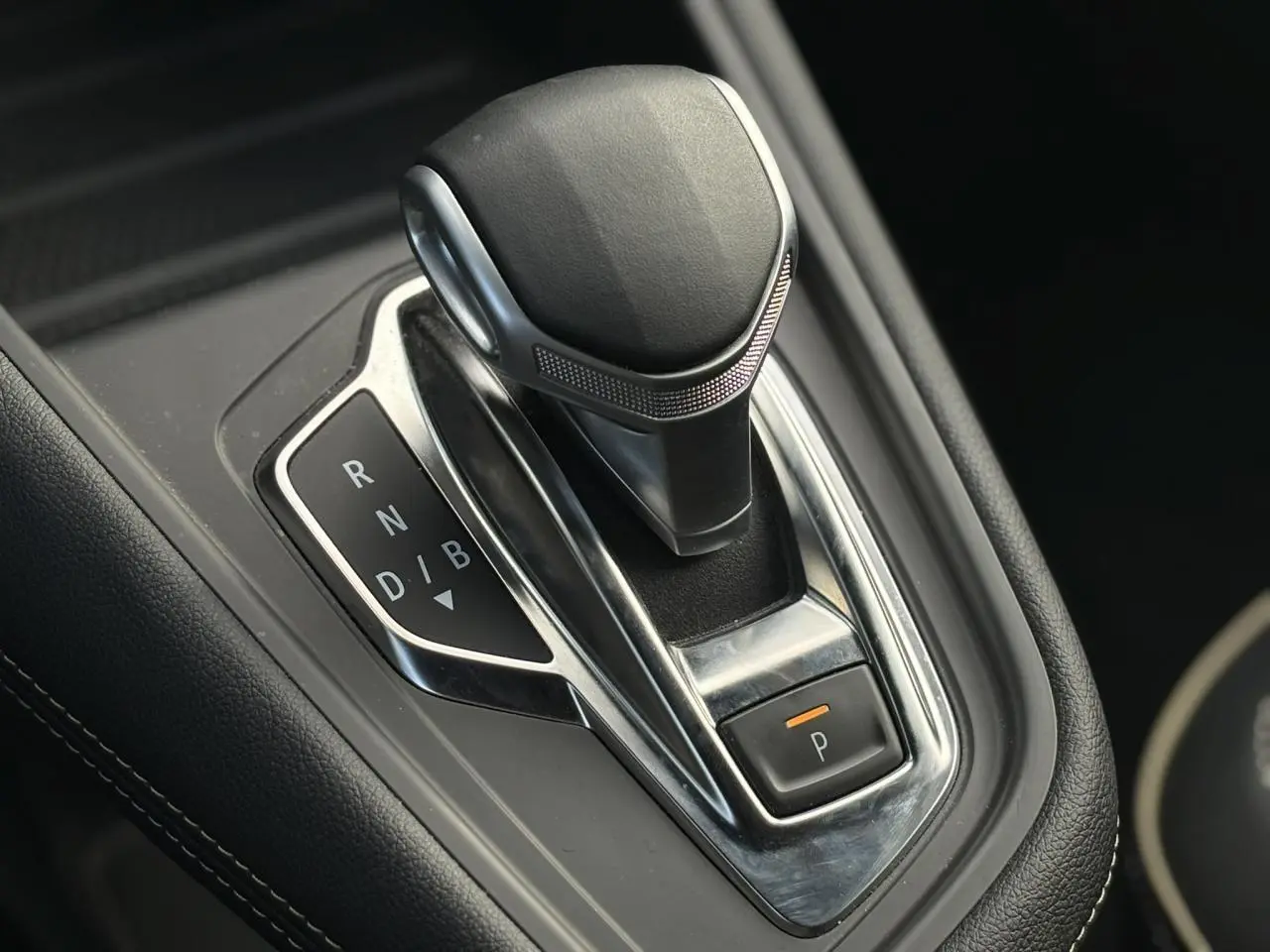 Le levier de vitesses automatique noir et chrome du Renault Symbioz E-Tech Full Hybrid, vue rapprochée intérieure.