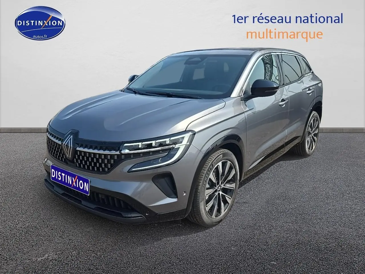 Renault Austral gris schiste en 3/4 avant droit, avec calandre moderne et jantes alliage visibles.