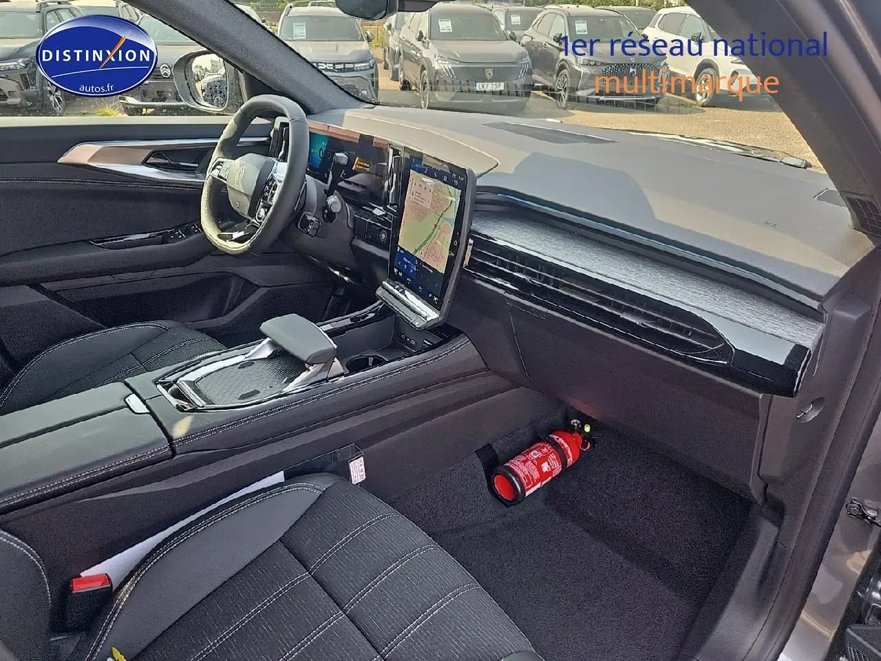 Intérieur avant droit du Renault Austral gris schiste 2025, avec écran tactile vertical et finition techno moderne.