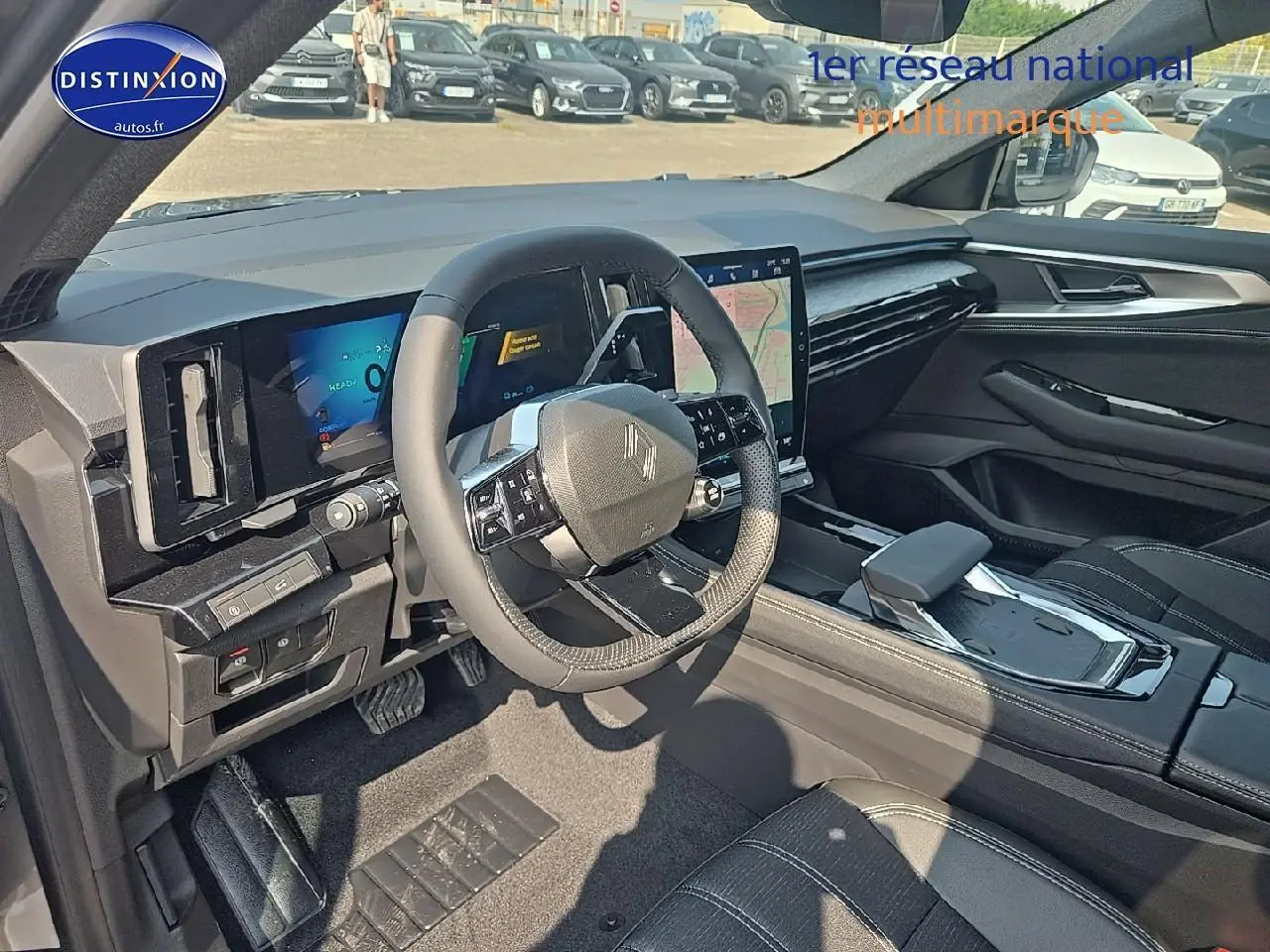 Intérieur du Renault Austral 2025, vue côté conducteur, volant multifonction et écran tactile central visibles.