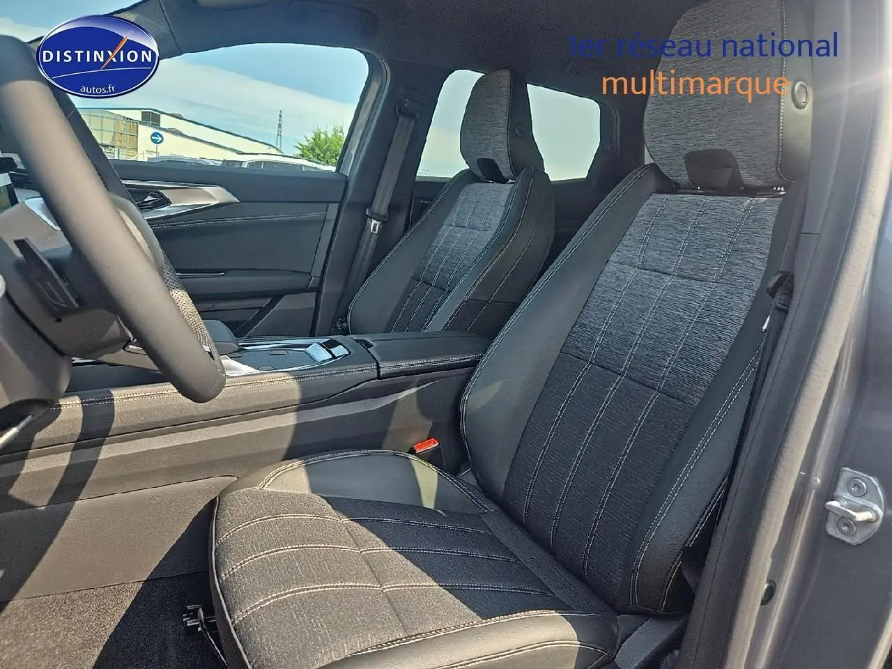 Intérieur du Renault Austral 2025, vue côté droit sur les sièges avant en tissu gris et noir avec surpiqûres.