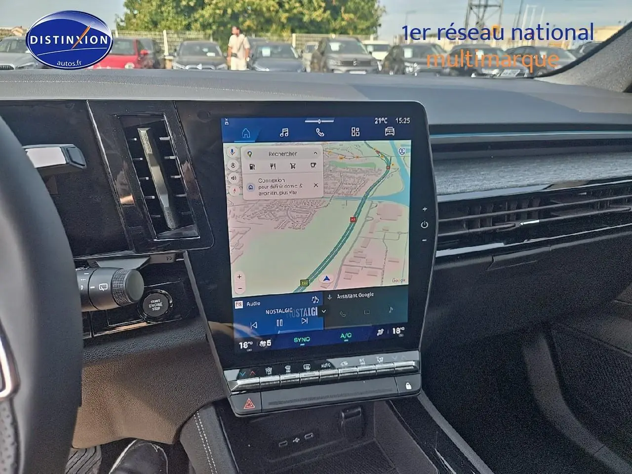 Vue rapprochée de la console centrale tactile du Renault Austral 2025 gris schiste avec navigation et commandes climatisation.