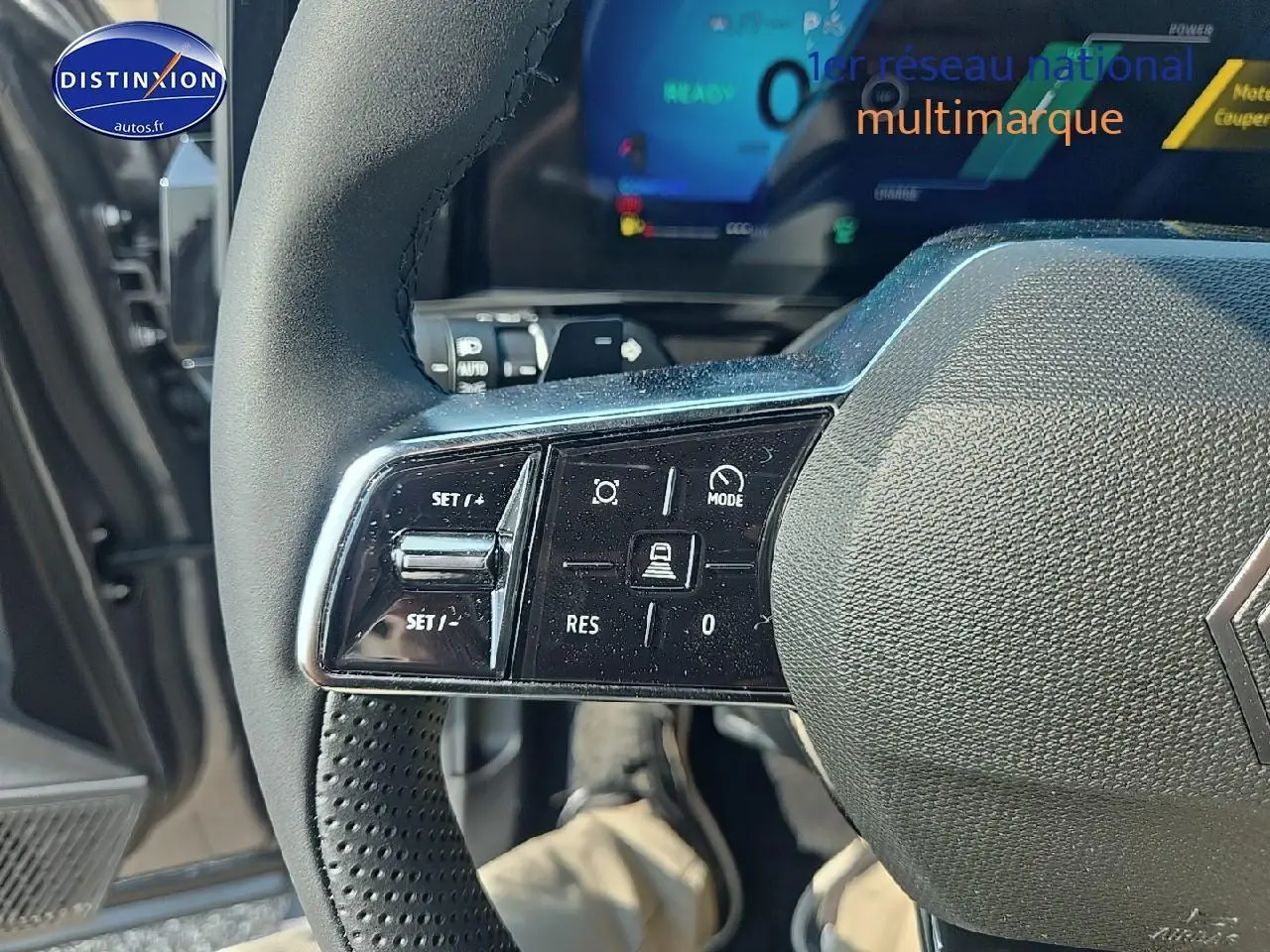 Gros plan sur les commandes multifonctions à gauche du volant du Renault Austral gris schiste, intérieur visible.