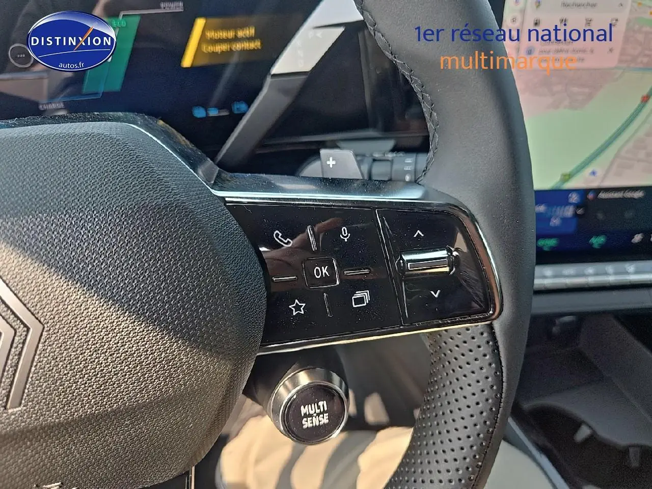 Gros plan sur le volant multifonction noir du Renault Austral 2025 avec commandes et bouton Multi Sense visible.