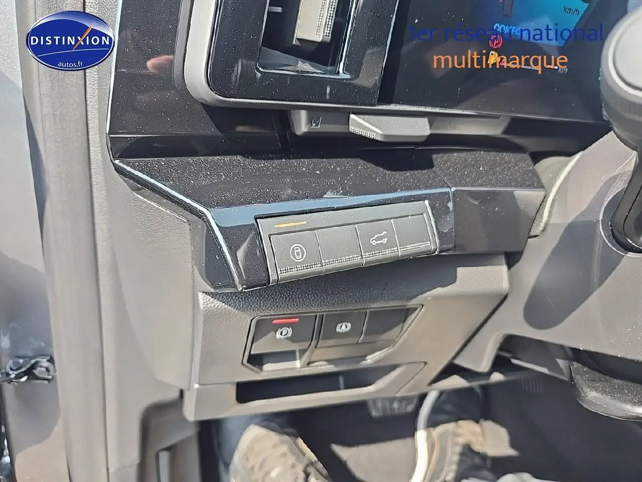 Vue rapprochée des commandes sous le tableau de bord côté conducteur du Renault Austral gris schiste 2025.