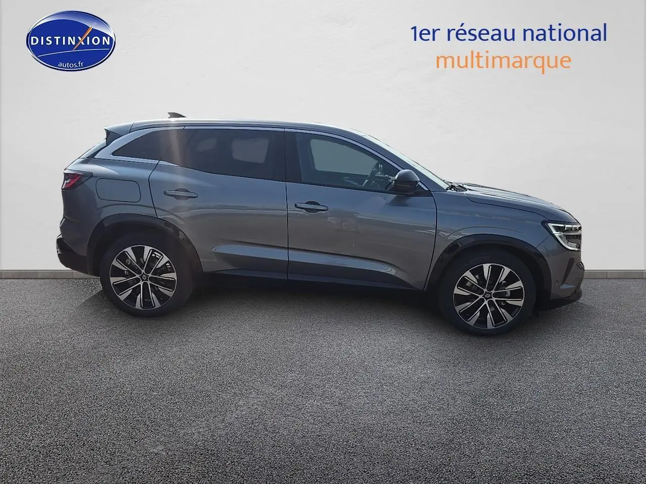 Profil droit du Renault Austral gris schiste 2025 avec jantes alliage et vitres arrière surteintées.