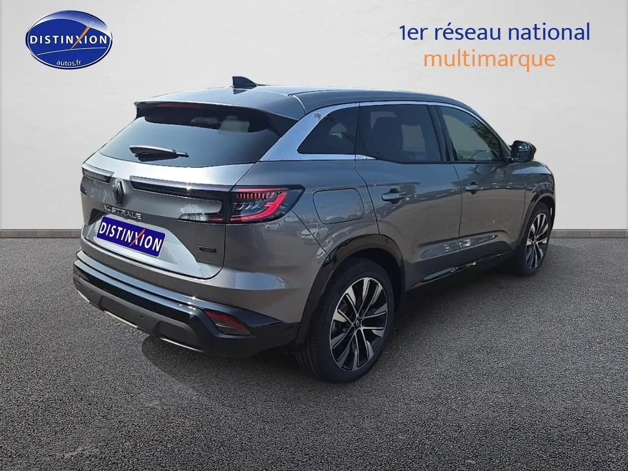Renault Austral gris schiste vu en 3/4 arrière droit avec jantes alu et feux arrière LED distinctifs.