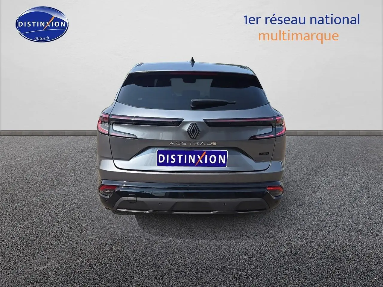 Vue arrière du Renault Austral gris schiste avec feux arrière LED et hayon fermé sur fond neutre.