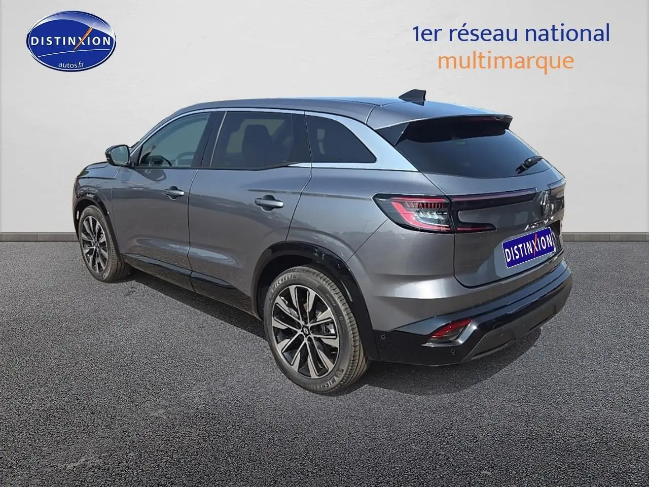 Renault Austral gris schiste en 3/4 arrière droit, avec jantes alu et vitres arrière surteintées.