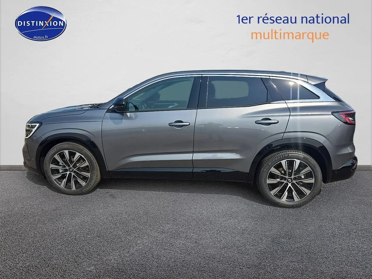 Profil côté gauche du Renault Austral gris schiste 2025 avec jantes alliage et toit chromé sur fond clair.