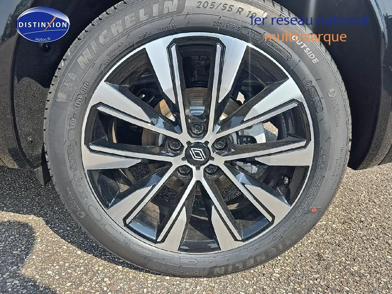 Gros plan sur la jante alu bicolore avec logo Renault du Renault Austral gris schiste 2025 hybride.