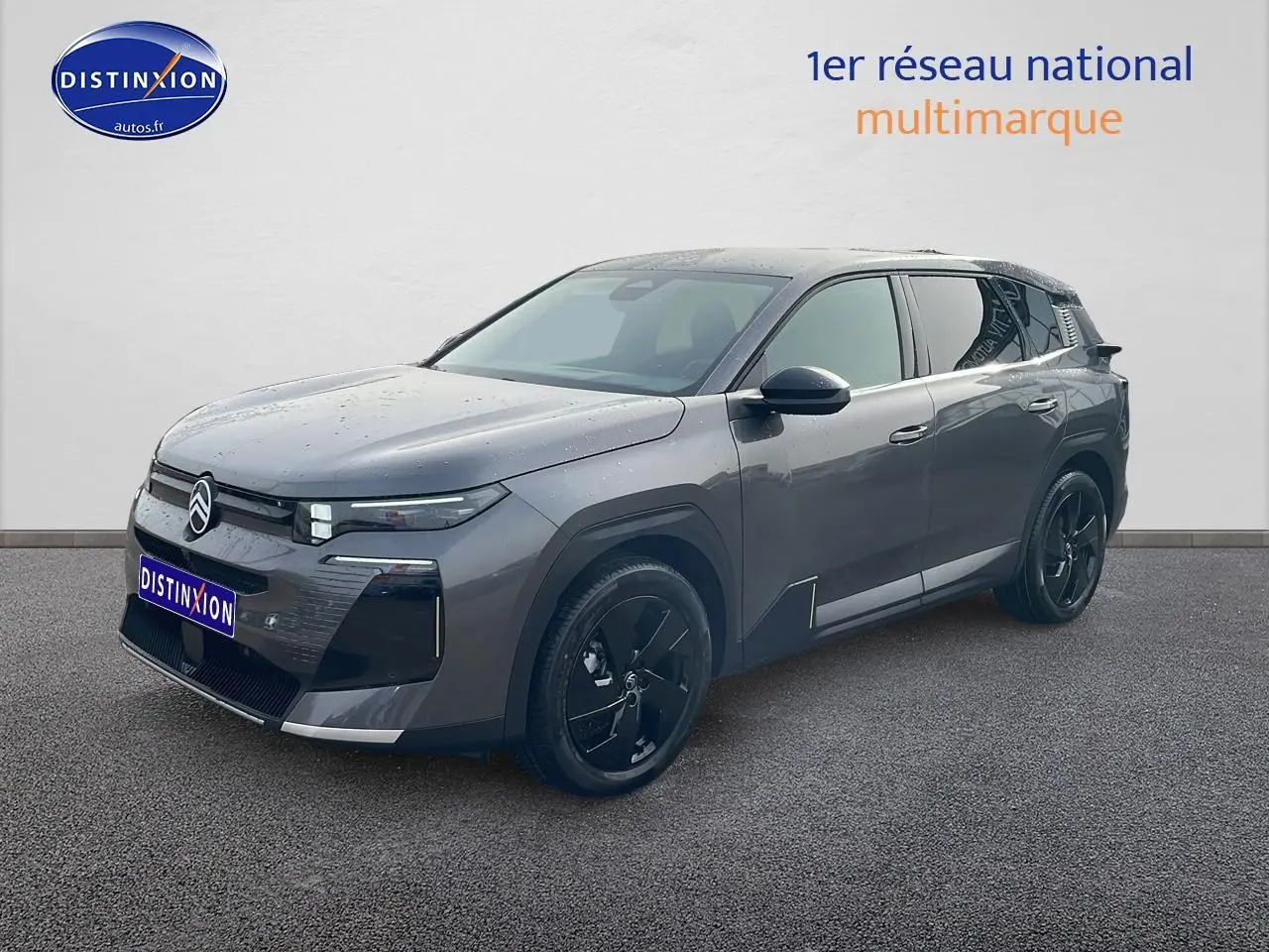 Citroën C5 Aircross gris en 3/4 avant droit avec jantes noires et calandre moderne.