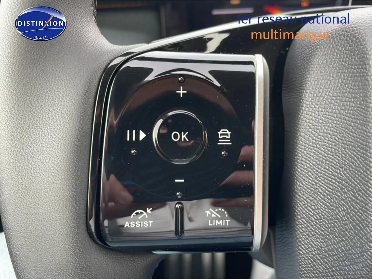 Gros plan sur les commandes noires du volant multifonction du Citroën C5 Aircross gris, version hybride 2026.