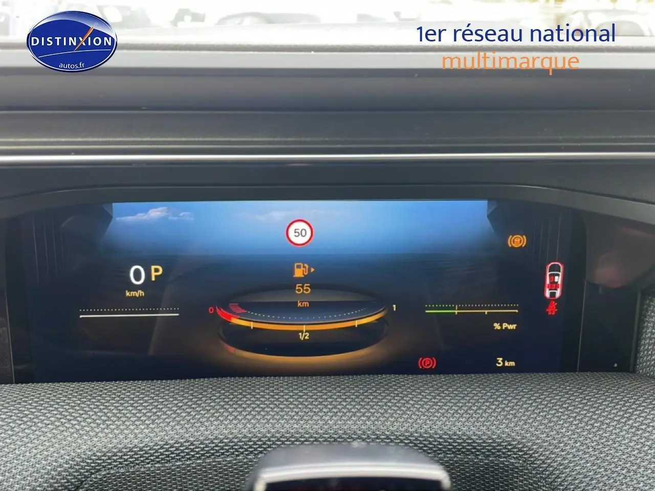 Affichage tête haute numérique du tableau de bord du Citroën C5 Aircross hybride gris, vue intérieure frontale.