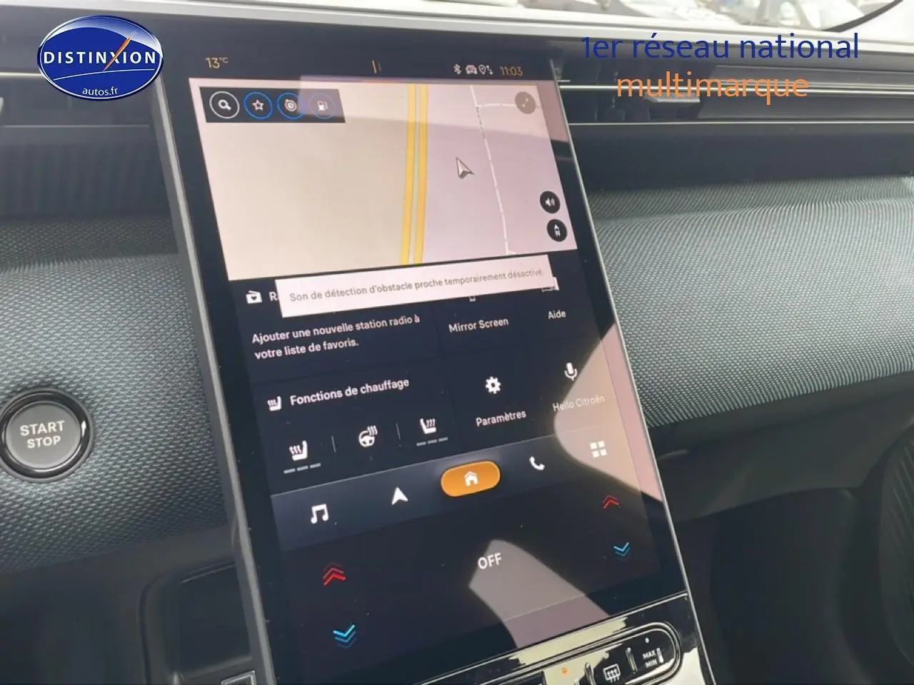 Vue intérieure du tableau de bord du Citroën C5 Aircross gris 2026, avec écran tactile central vertical allumé.