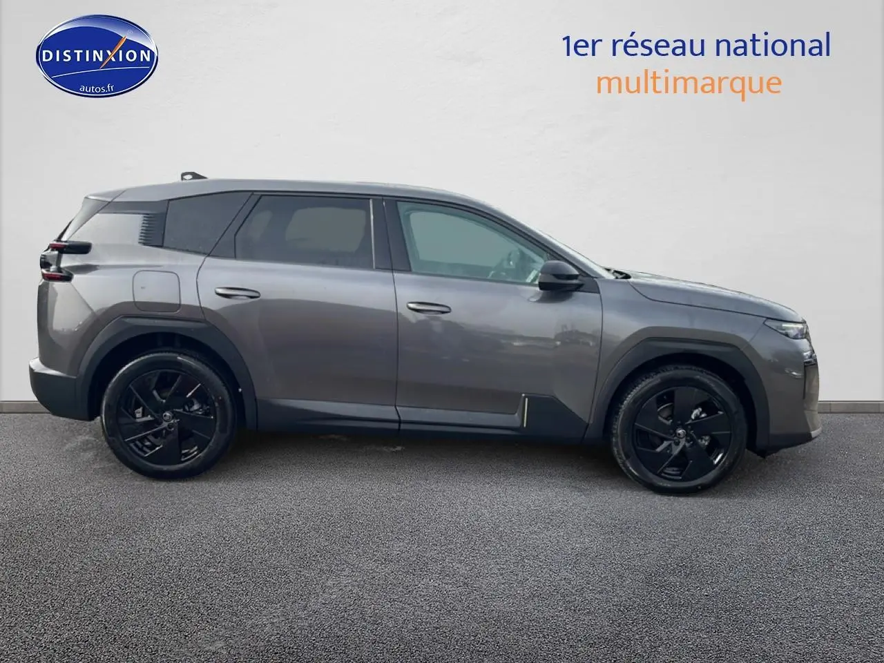 Profil droit d'un Citroën C5 Aircross gris 2026 avec jantes noires et lignes modernes marquées.