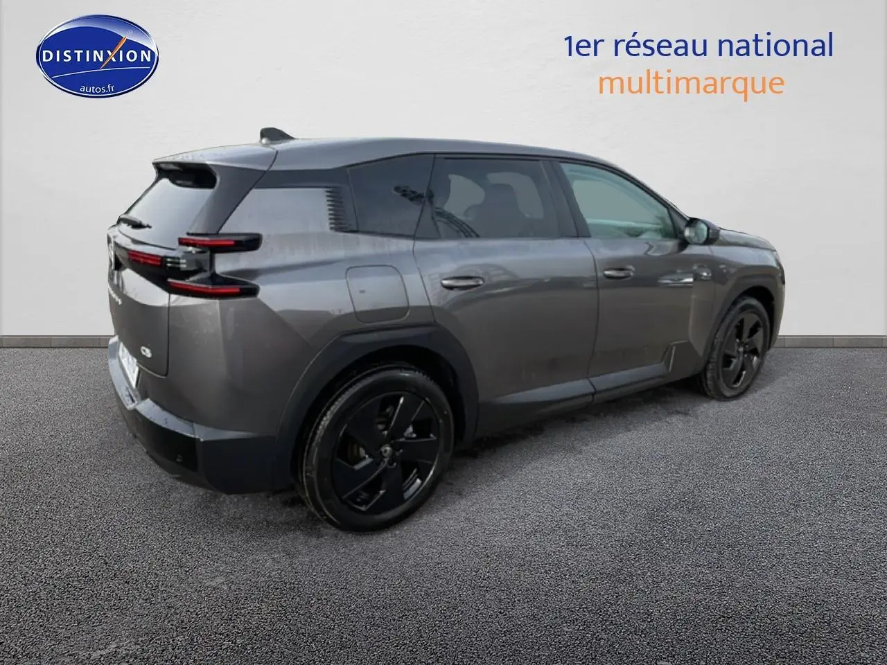 Vue 3/4 arrière droite d'un Citroën C5 Aircross gris avec jantes noires et feux arrière LED horizontaux.