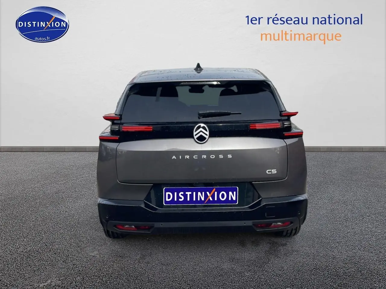 Vue arrière d'un Citroën C5 Aircross gris 2026 avec feux arrière LED et lunette arrière surteintée.