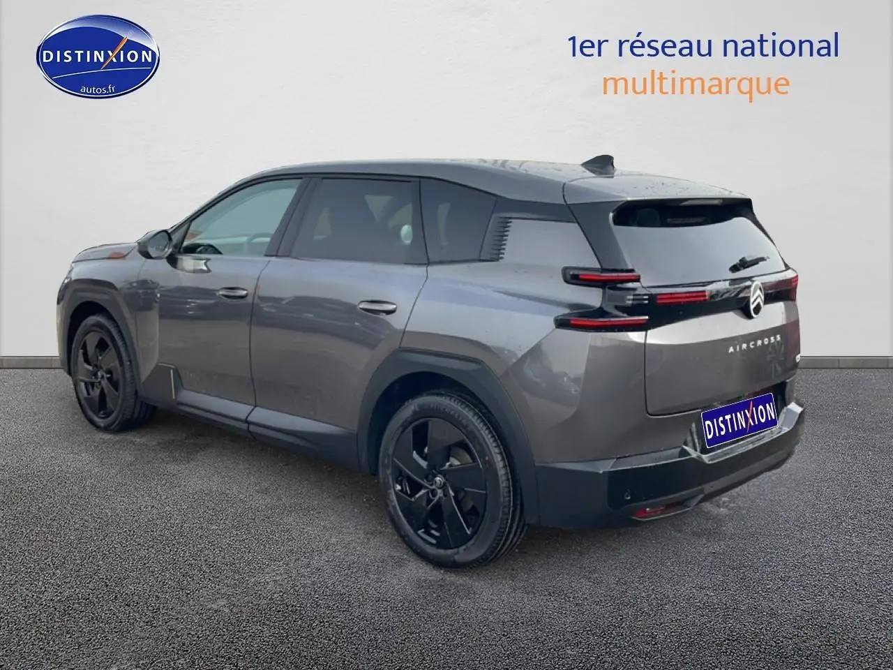 Vue 3/4 arrière droite d’un Citroën C5 Aircross gris avec jantes noires et feux arrière LED horizontaux.