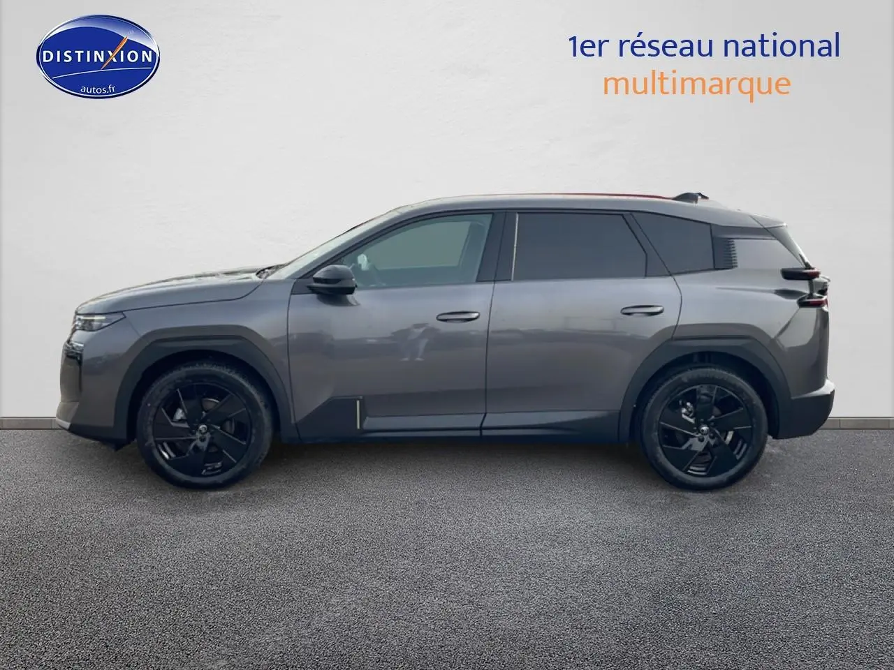 Profil côté gauche du Citroën C5 Aircross gris 2026 avec jantes noires et vitres teintées.