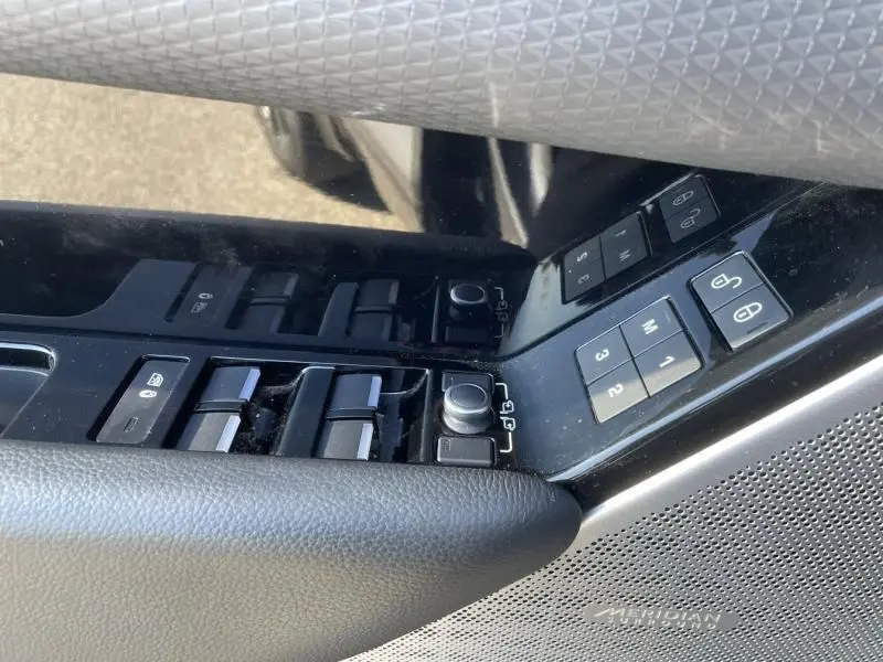 Gros plan sur les commandes de porte côté conducteur du Range Rover Velar gris métal 2020, avec réglages mémoire et haut-parleur Meridian.