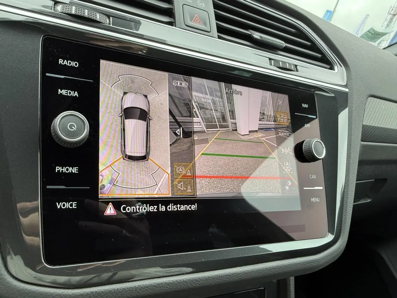 Écran tactile du Volkswagen Tiguan 2023 affichant la vue 360° Area View et caméra de recul intérieure.
