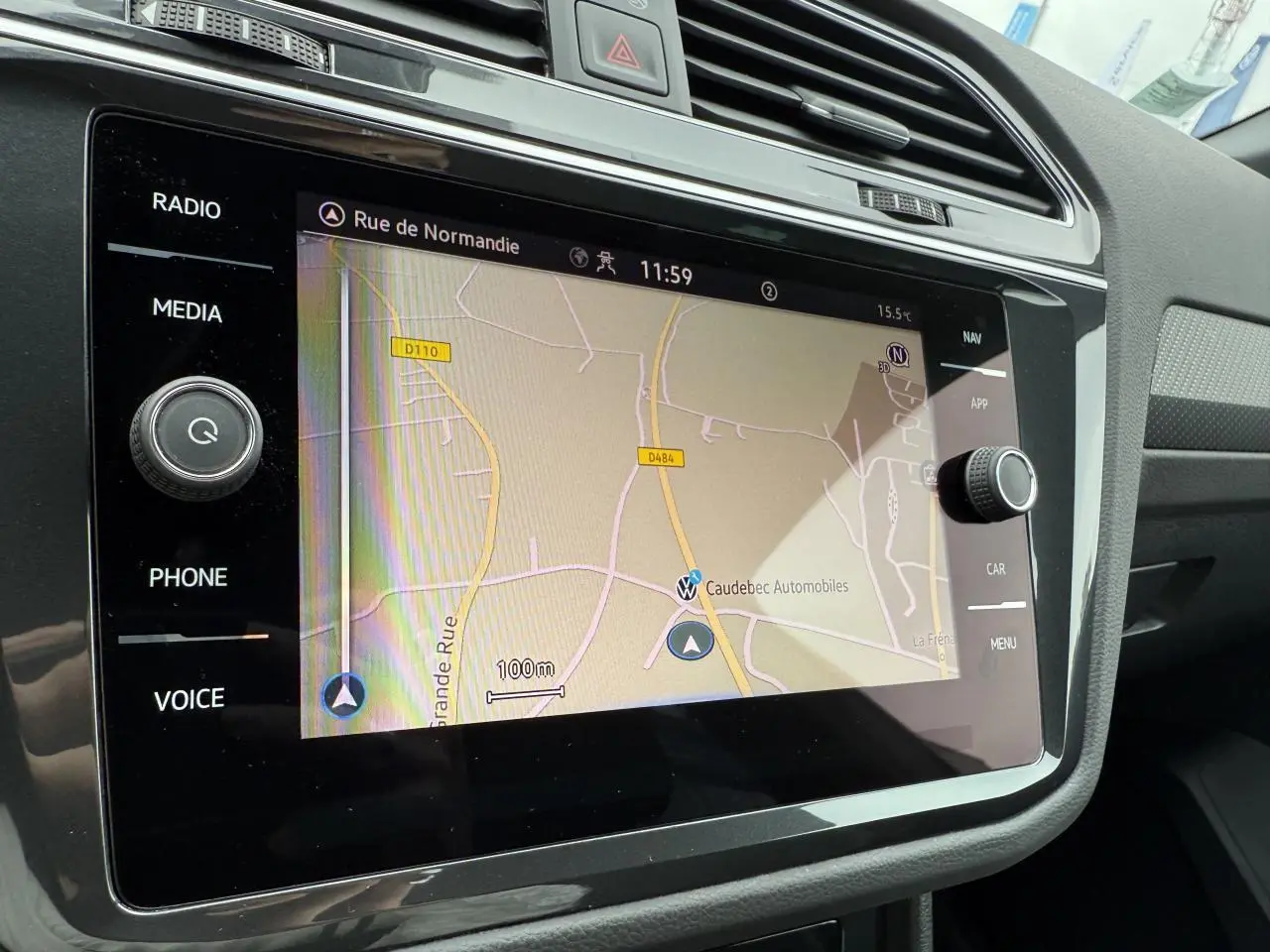 Écran tactile 8 pouces du système de navigation du Volkswagen Tiguan gris dauphin, vue rapprochée du tableau de bord.