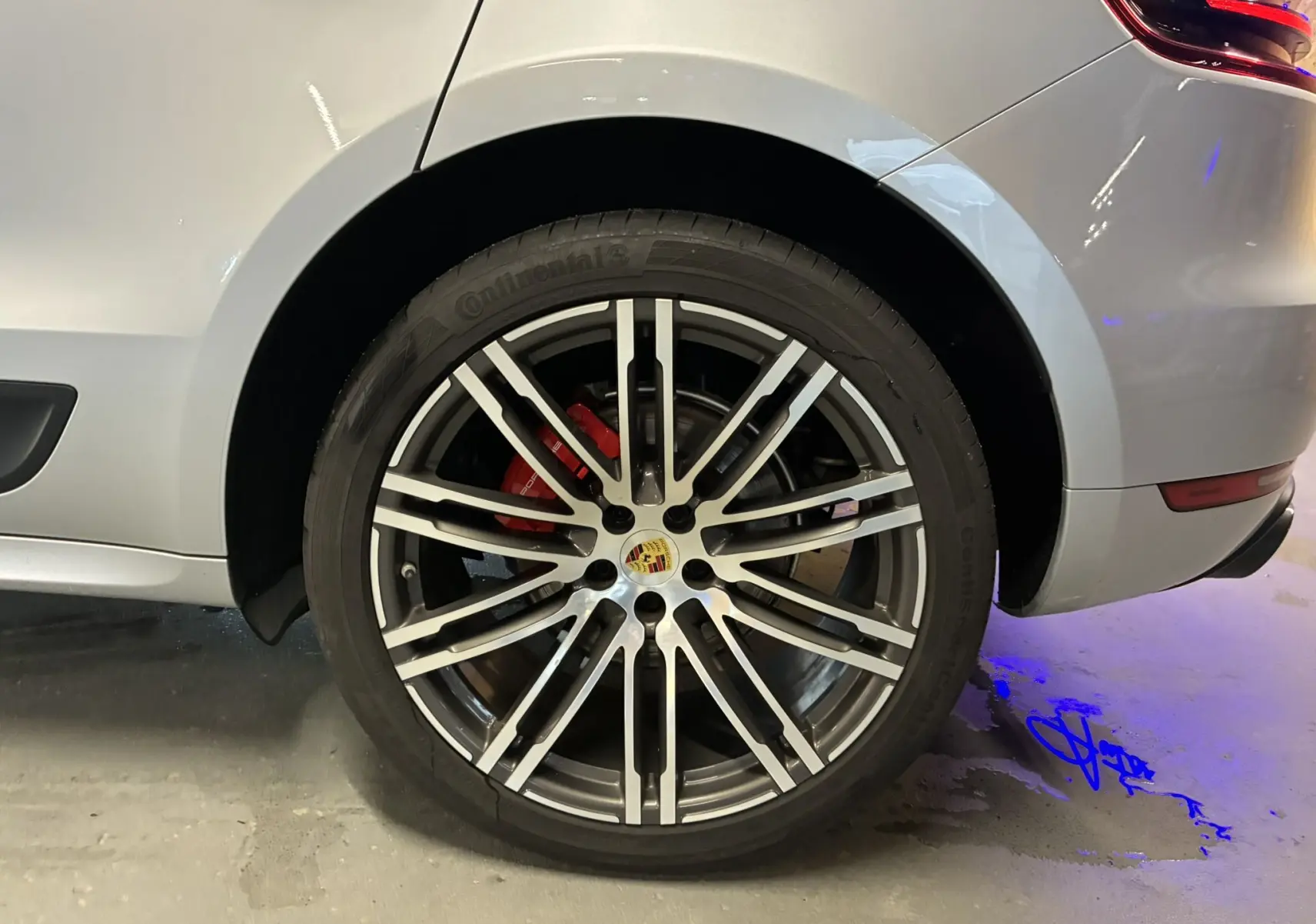 Gros plan sur la roue arrière droite argentée avec jante RS Spyder et étrier de frein rouge du Porsche Macan 3.0 360 GTS 2017.