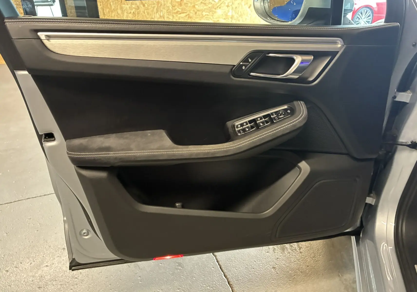 Porte avant gauche ouverte du Porsche Macan 3.0 360 GTS 2017, intérieur noir avec garnitures aluminium et commandes fenêtres.