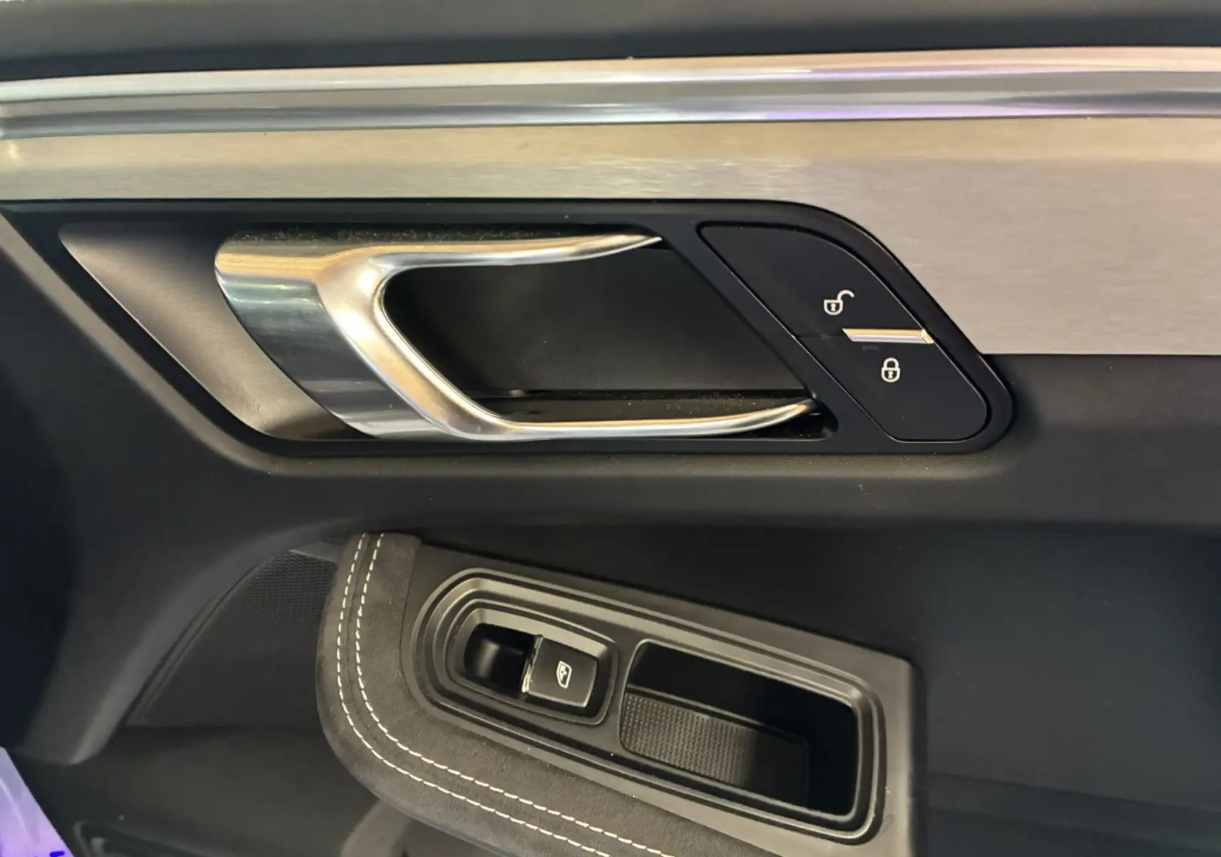 Poignée intérieure côté gauche en aluminium brossé et cuir noir avec commandes de verrouillage et lève-vitre du Porsche Macan GTS 2017.