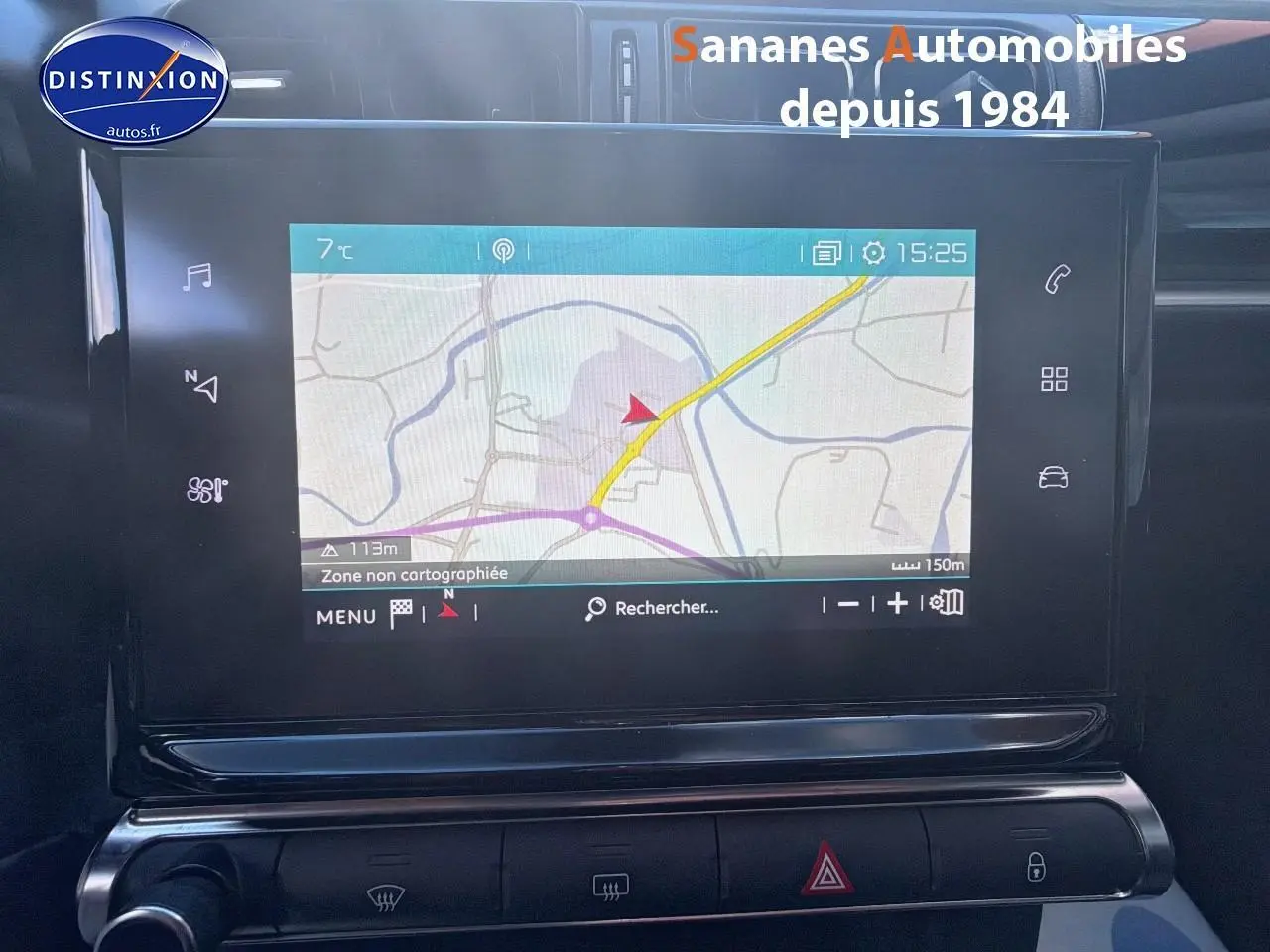 Écran tactile 7 pouces du système CITROËN Connect Nav dans l'habitacle de la C3 blanche, affichant une carte GPS.