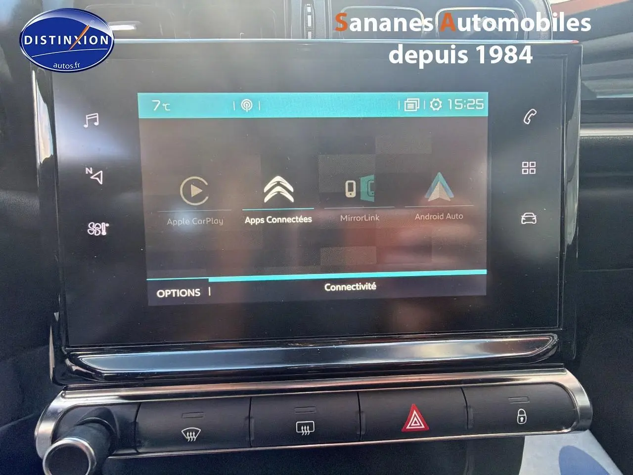 Écran tactile central de la Citroën C3 2018 blanc, affichant les options de connectivité Apple CarPlay et Android Auto.