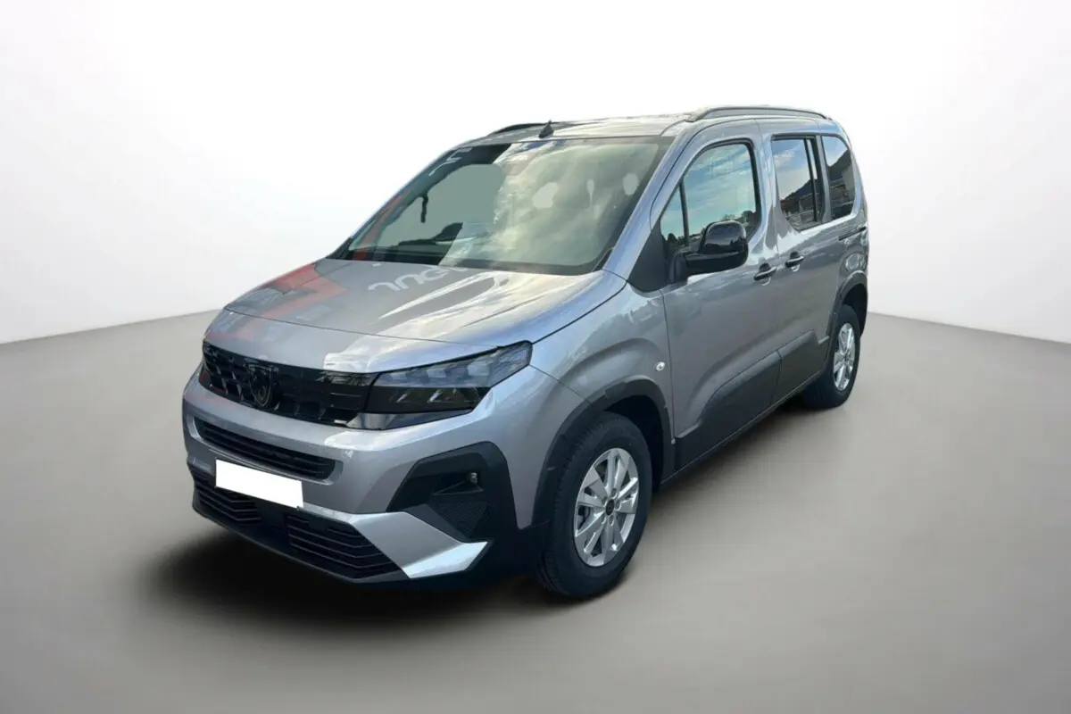 Peugeot Rifter BlueHDi 130 Allure gris Artense en 3/4 avant droit, avec calandre noire et barres de toit visibles.
