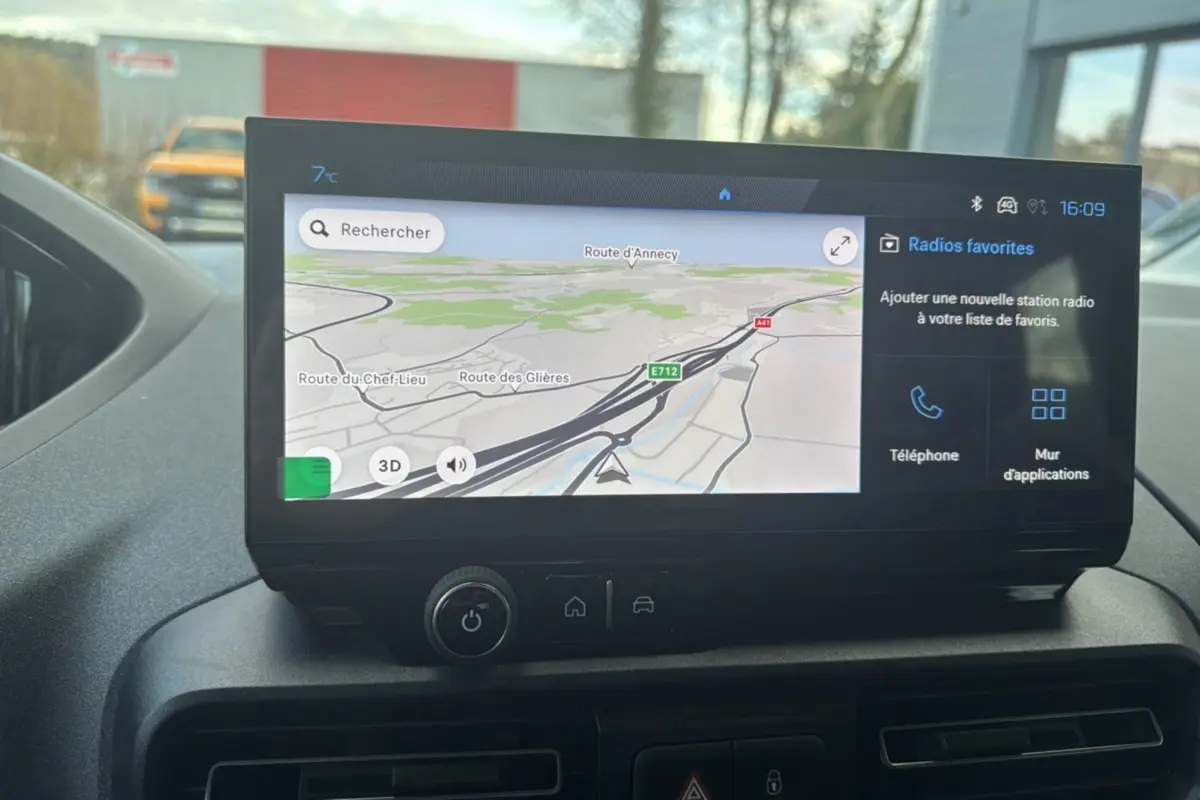 Écran tactile central du Peugeot Rifter 2026 affichant la navigation GPS avec carte et options multimédia.