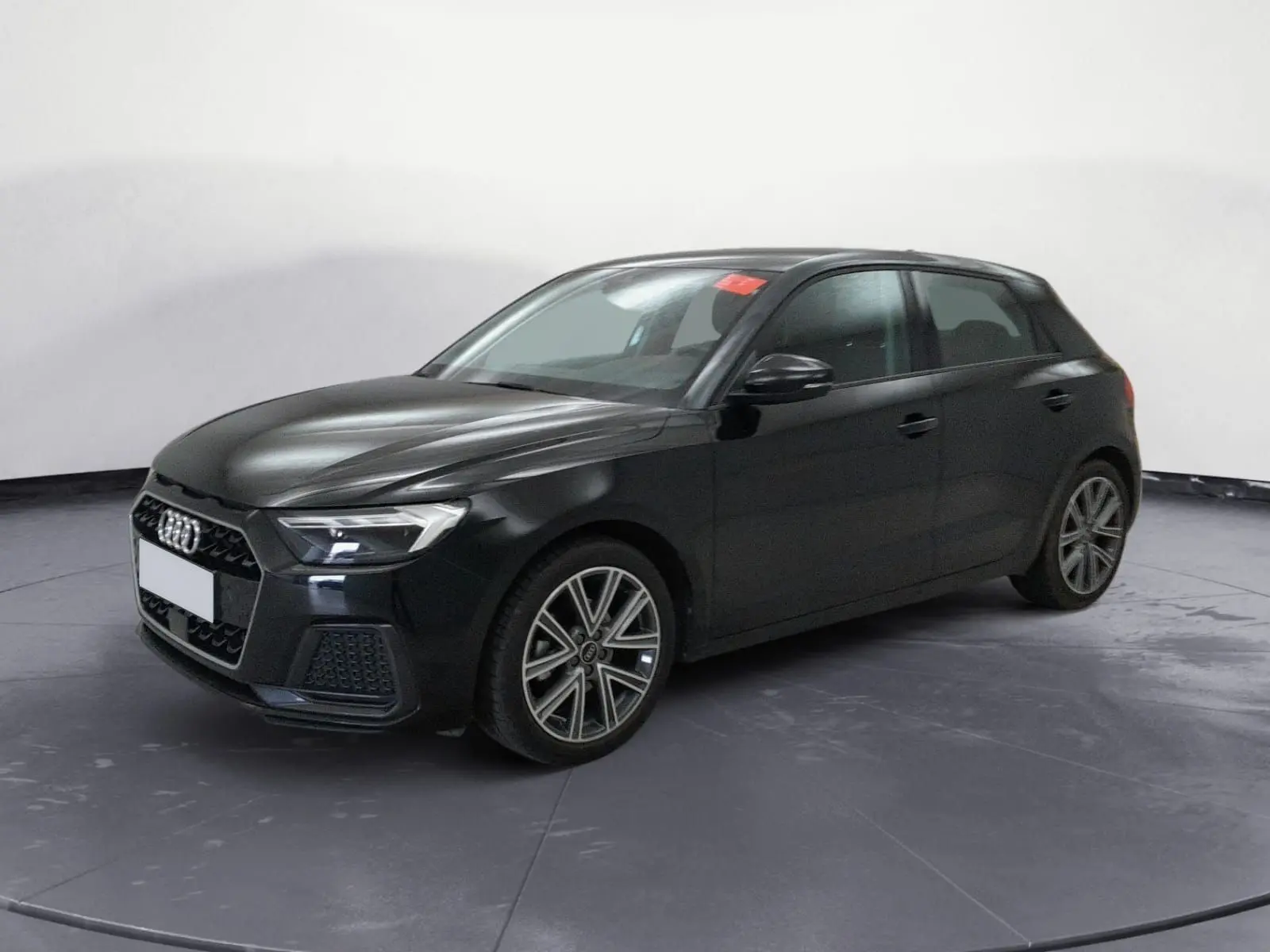 Audi A1 Sportback noir vue 3/4 avant droit, avec jantes alliage et calandre hexagonale distinctive.