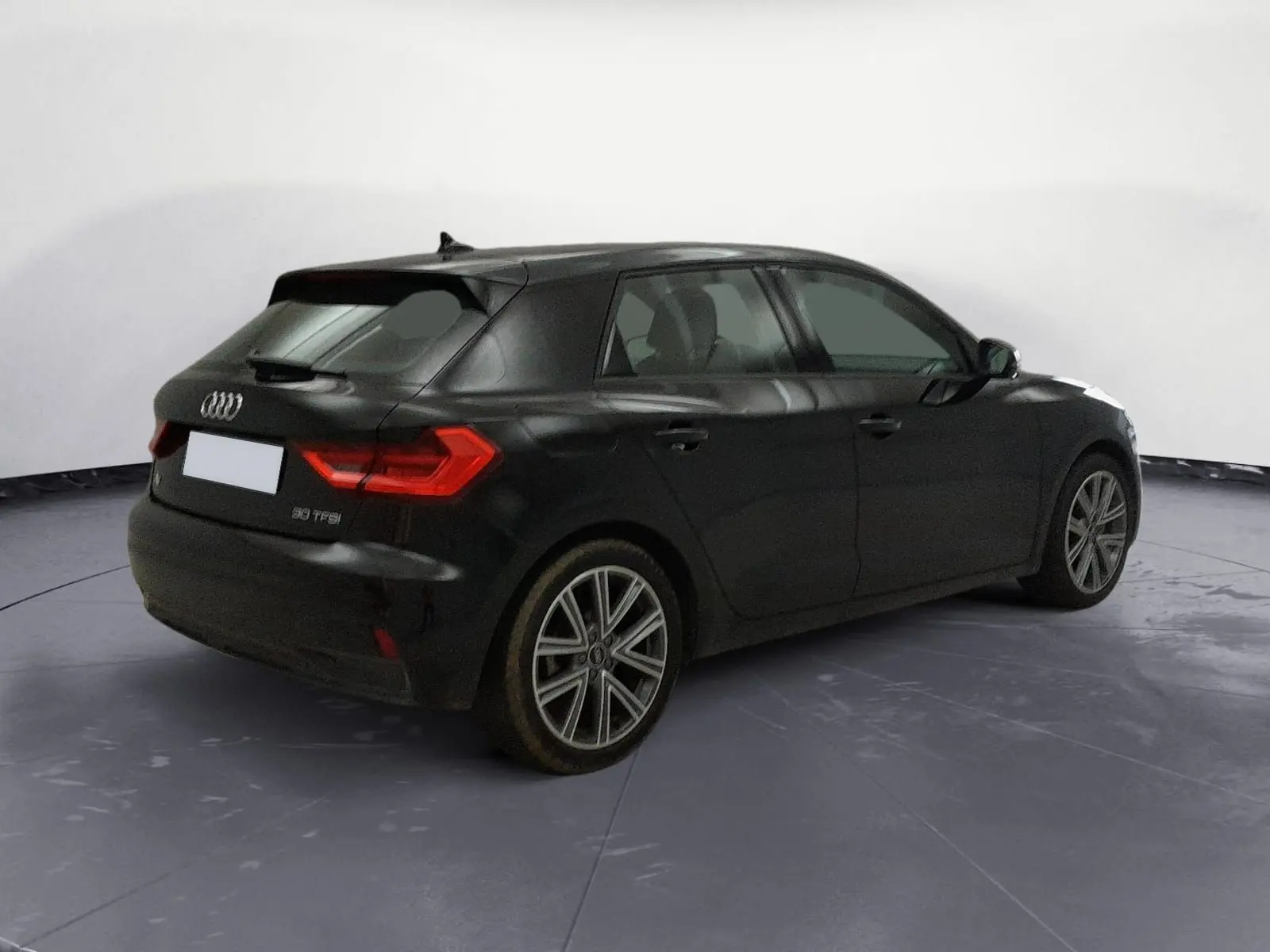 Audi A1 Sportback noir vue 3/4 arrière droit, avec jantes alliage et feux arrière LED distinctifs.