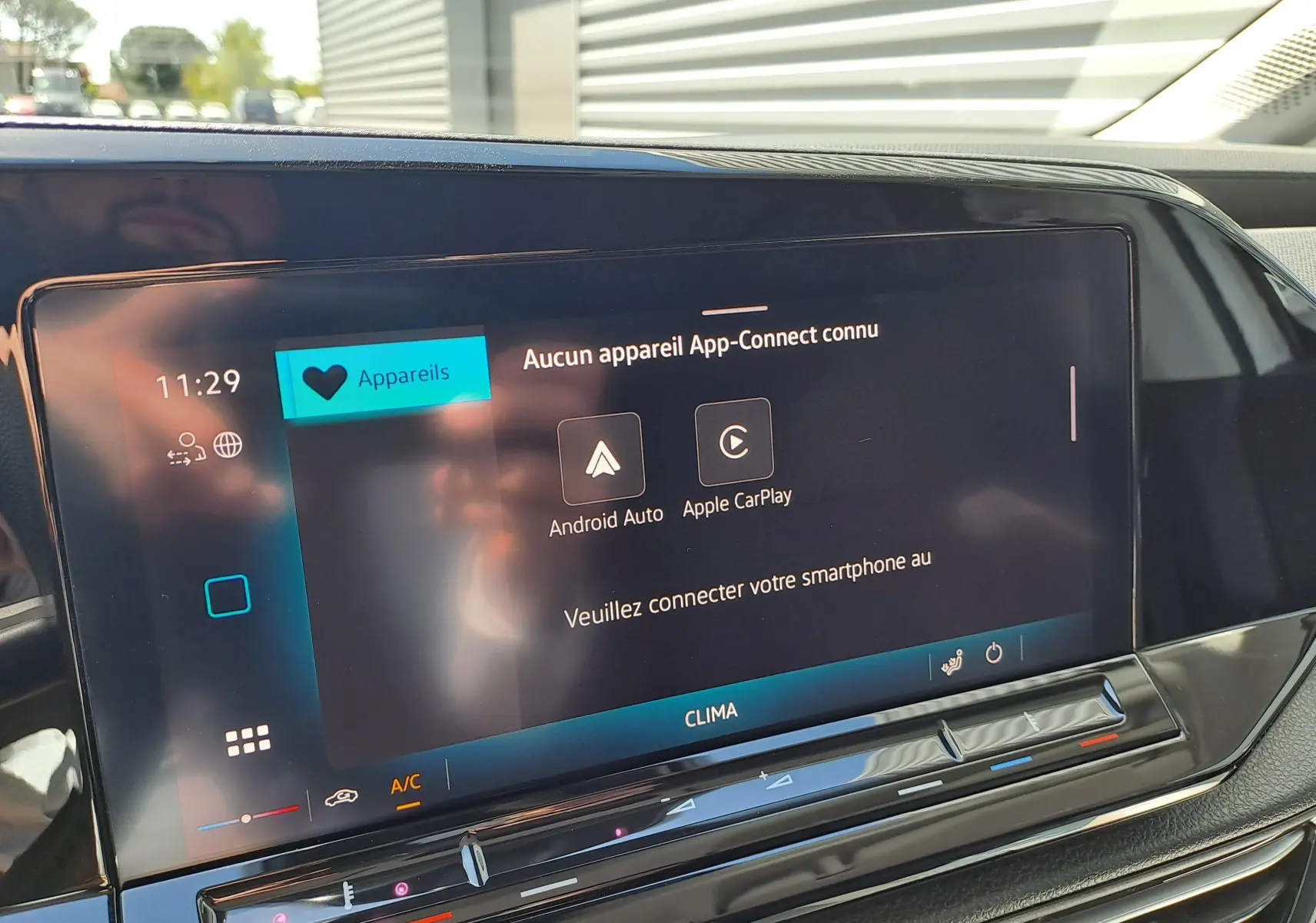 Écran tactile central du Volkswagen Caddy Cargo Maxi 2026 montrant l'interface App-Connect sans appareil connecté.