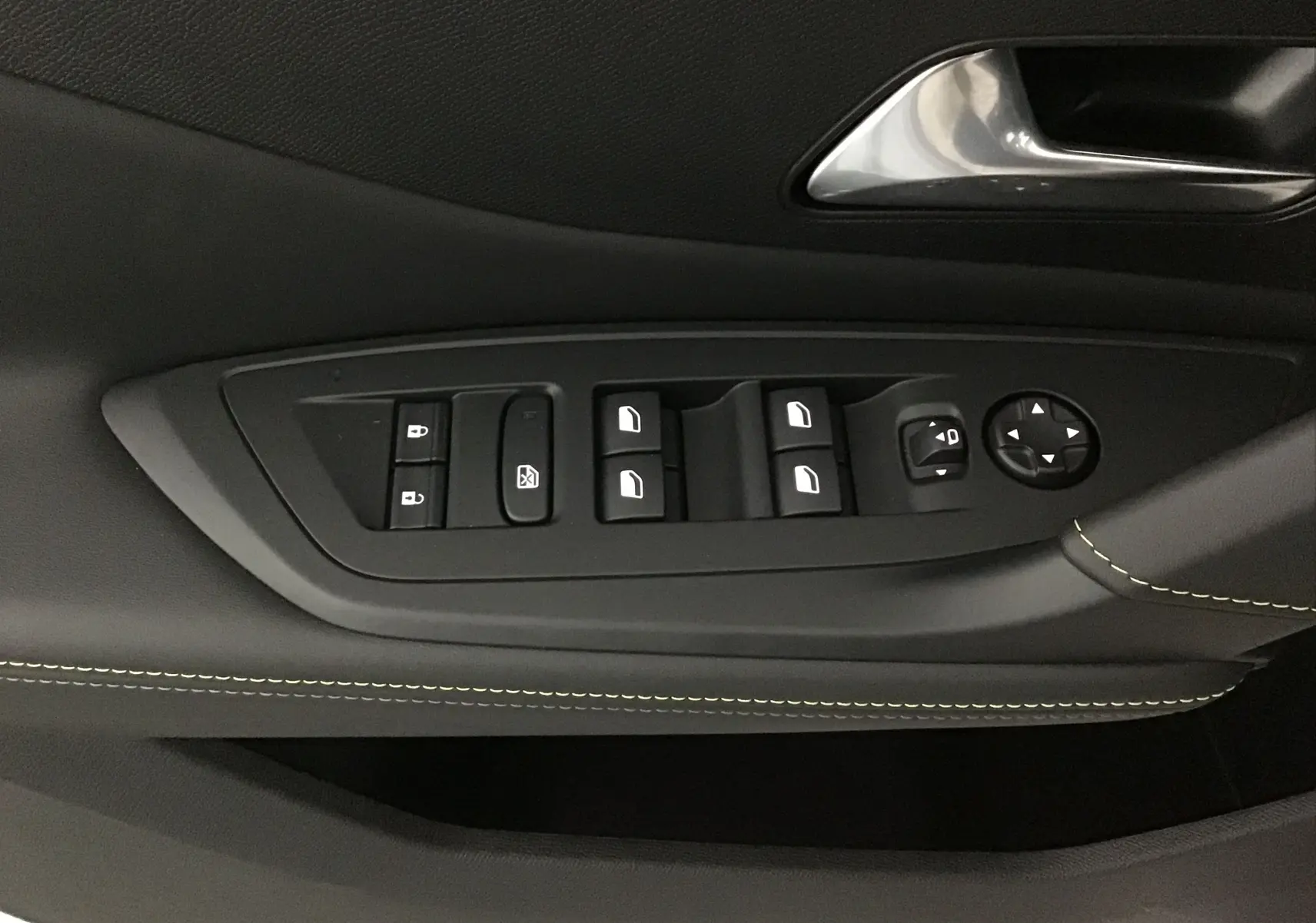 Gros plan sur la commande des vitres et rétroviseurs côté gauche, garniture noire avec surpiqûres vertes, Peugeot 308 2025.