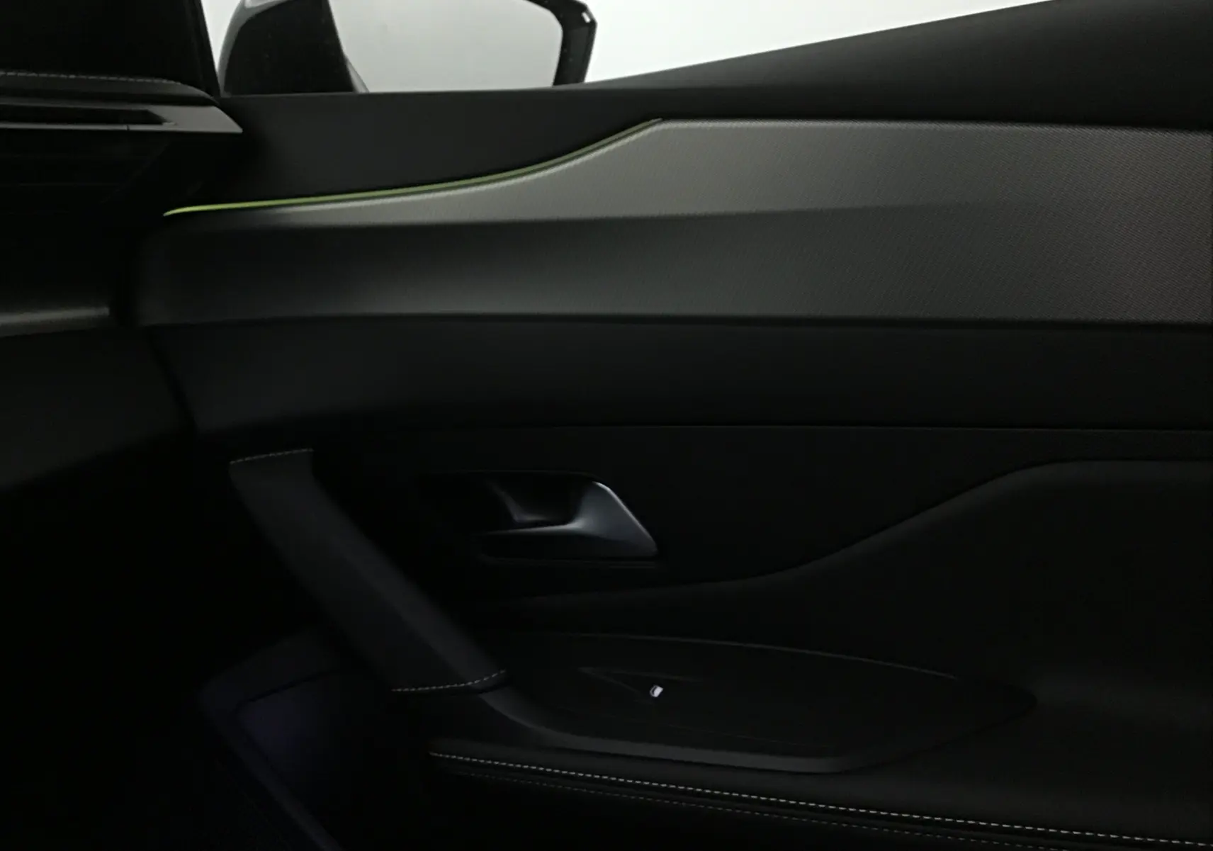 Détail de la porte côté gauche de la Peugeot 308 blanche, avec éclairage d'ambiance vert et garniture noire élégante.