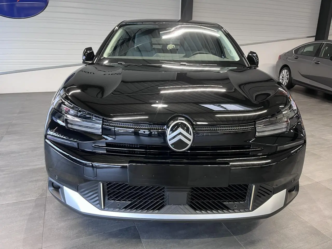 Vue avant d'une Citroën C4 noire métallisée avec calandre noire et éléments argentés au pare-chocs.