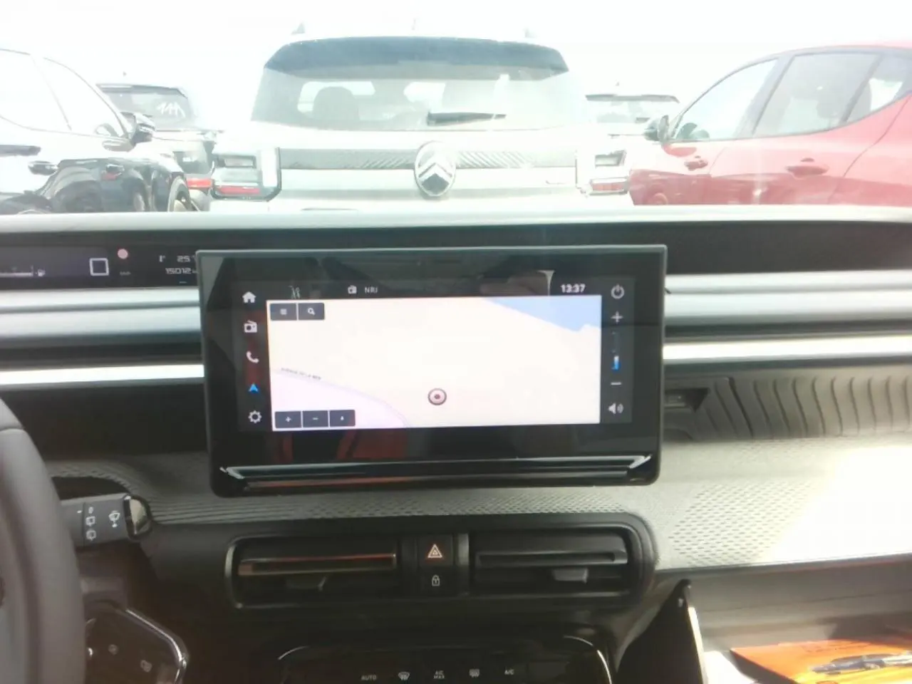 Vue intérieure du tableau de bord de la Citroën C3 Turbo 100 Max 2025 avec écran GPS 10 pouces et design gris Mercury.