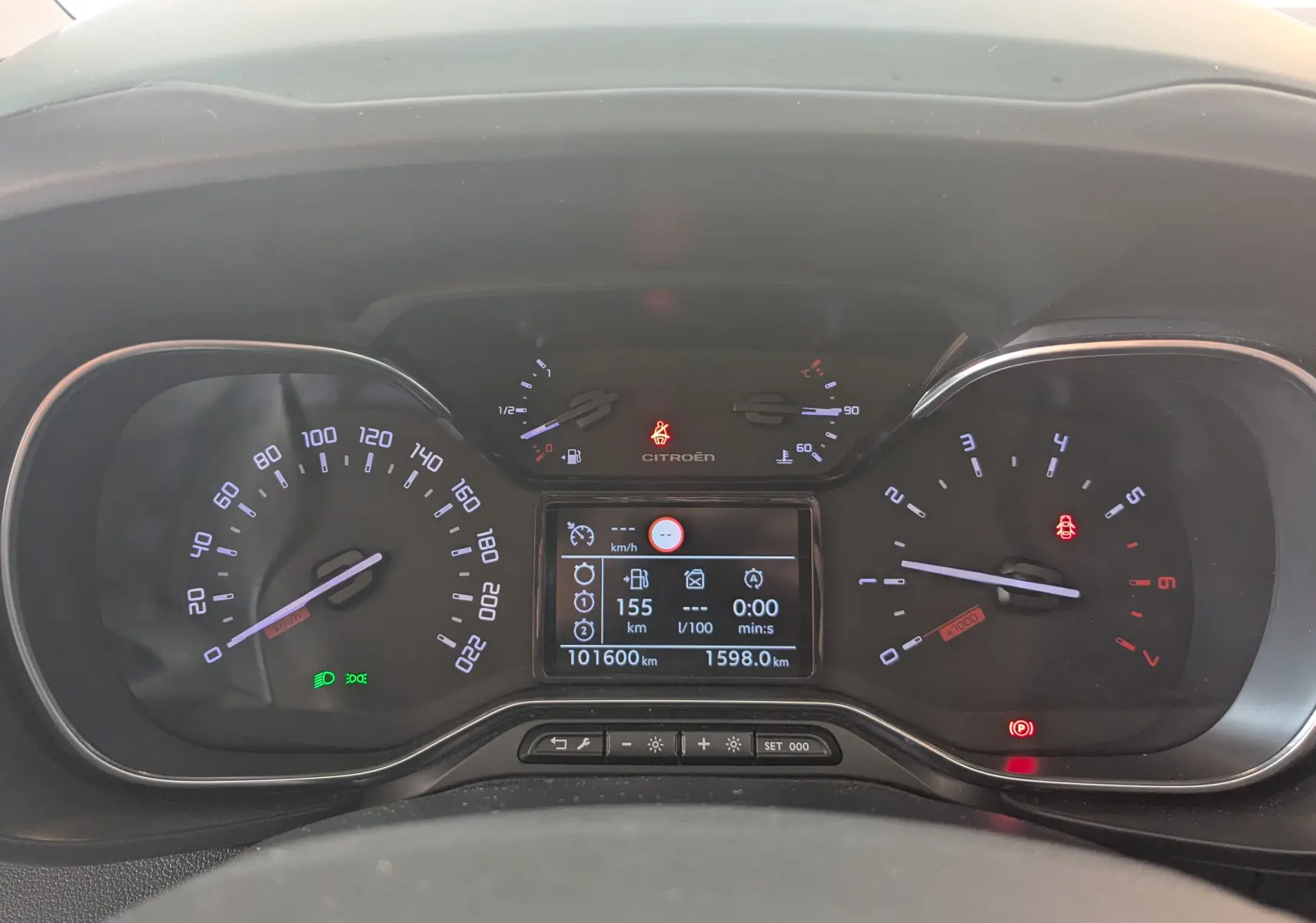 Vue rapprochée du tableau de bord du Citroën Berlingo 2019, affichage numérique et compte-tours visibles, éclairage bleu.